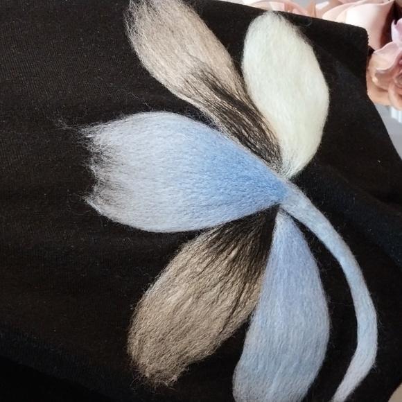 Nwt AAEDA Elegant Black V-Neck Sweater with Floral Design - Picture 9 of 9